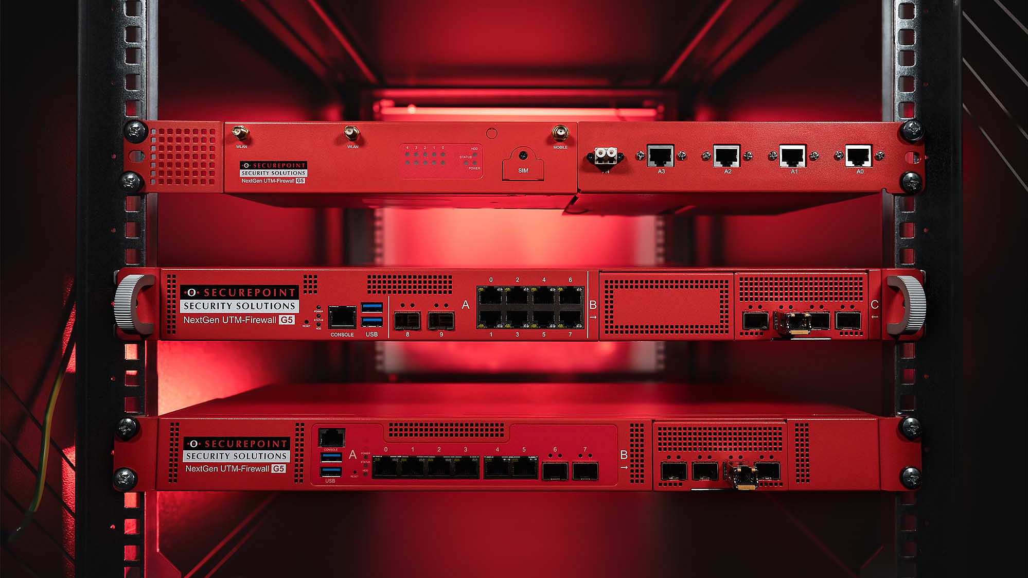 G5 Firewall ist in einem Serverschrank eingebaut mit einer roten Beleuchtung