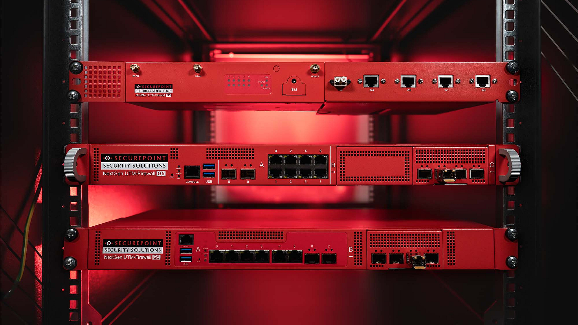 G5 Firewall ist in einem Serverschrank eingebaut mit einer roten Beleuchtung